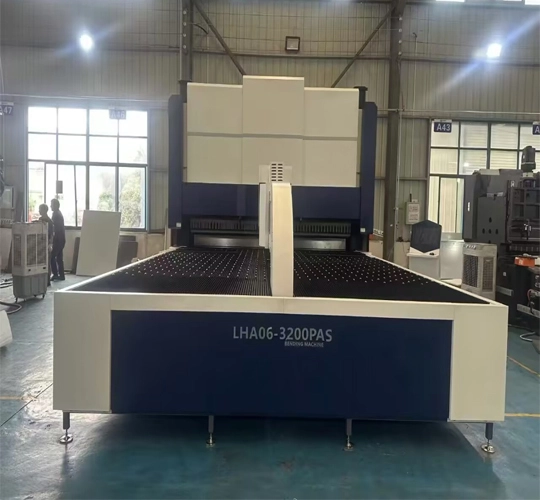 Quais são as vantagens de usar uma máquina de dobra para processamento de chapas metálicas?