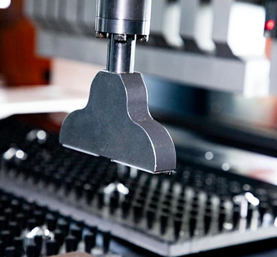 Comparado com os métodos de processamento tradicionais: as vantagens dos centros de flexão flexíveis multilaterais